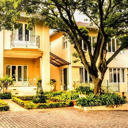 Q On First Guesthouse Johannesburg Esterno foto