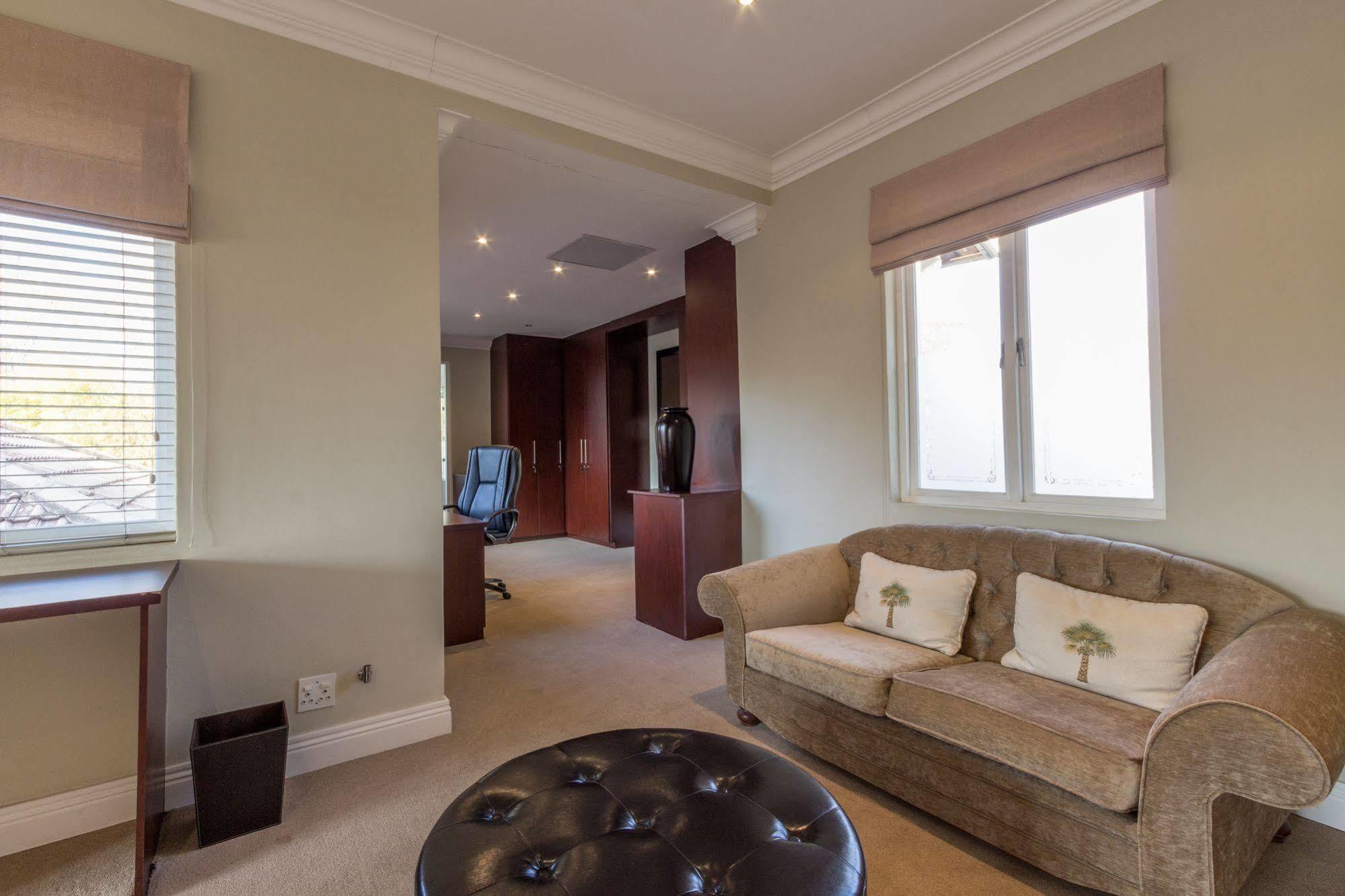 Q On First Guesthouse Johannesburg Esterno foto