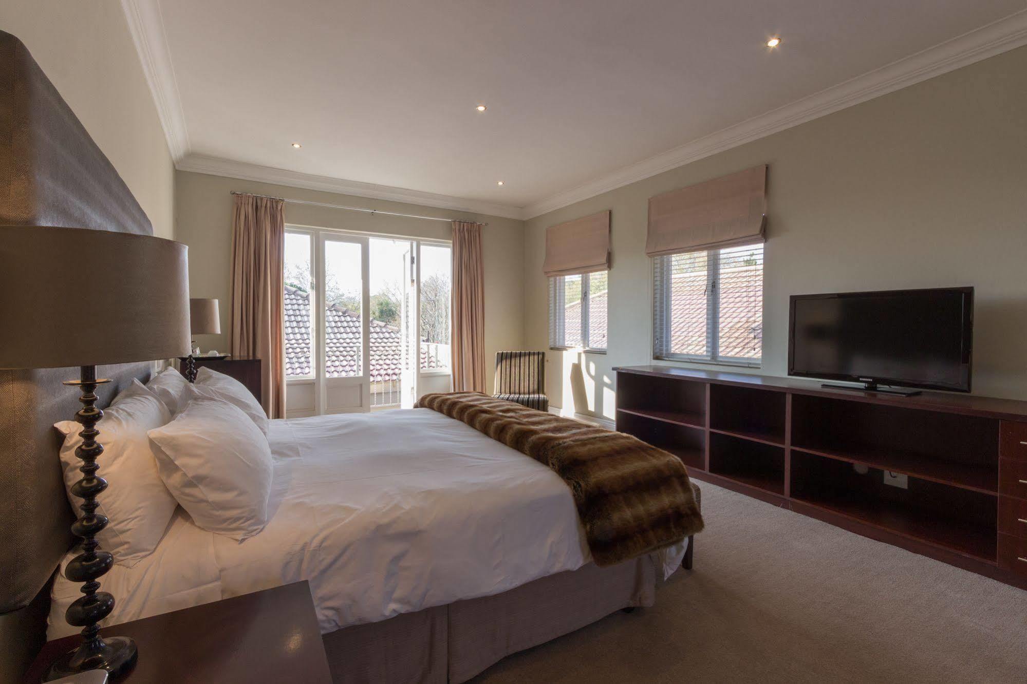 Q On First Guesthouse Johannesburg Esterno foto