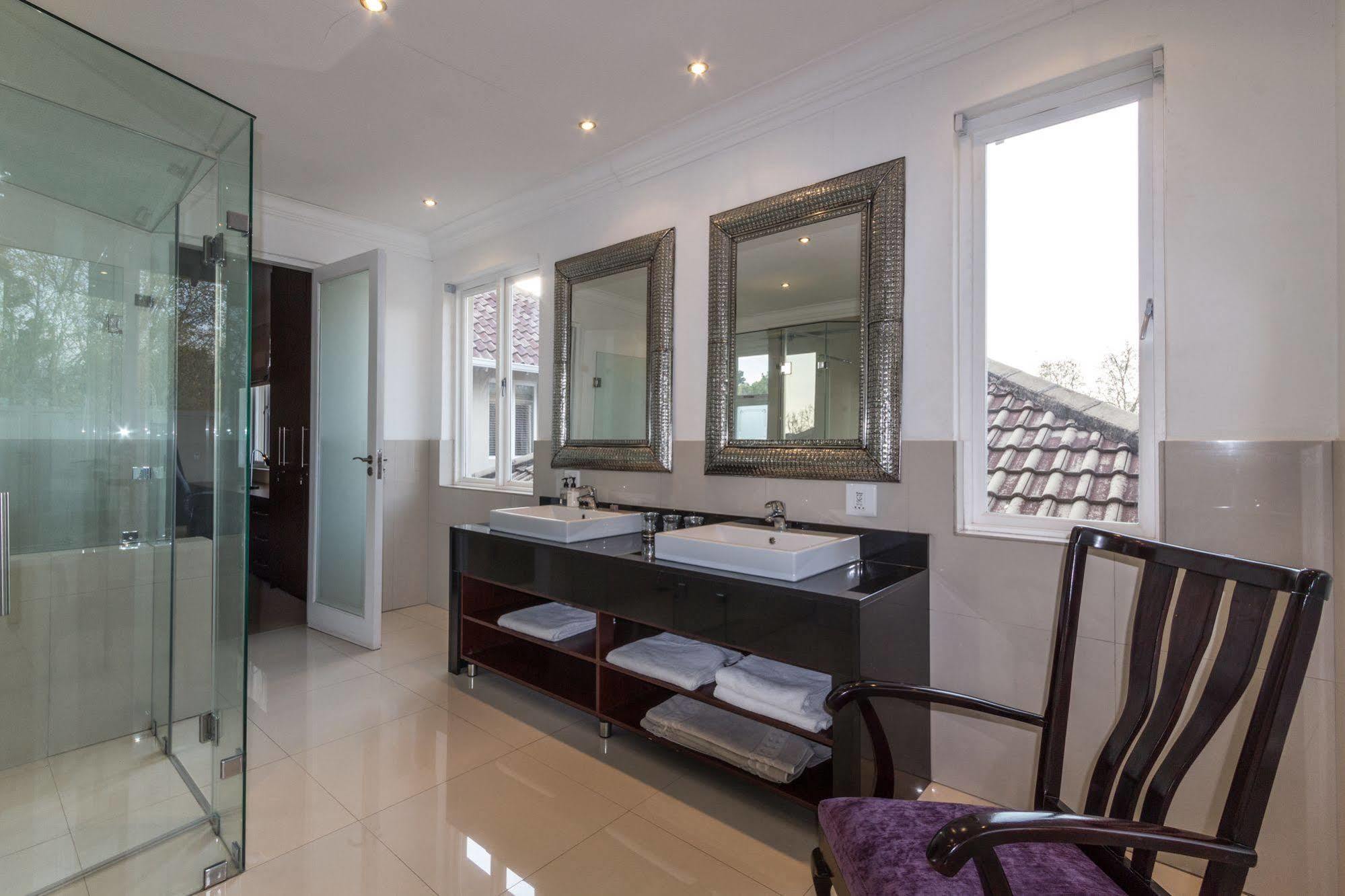 Q On First Guesthouse Johannesburg Esterno foto