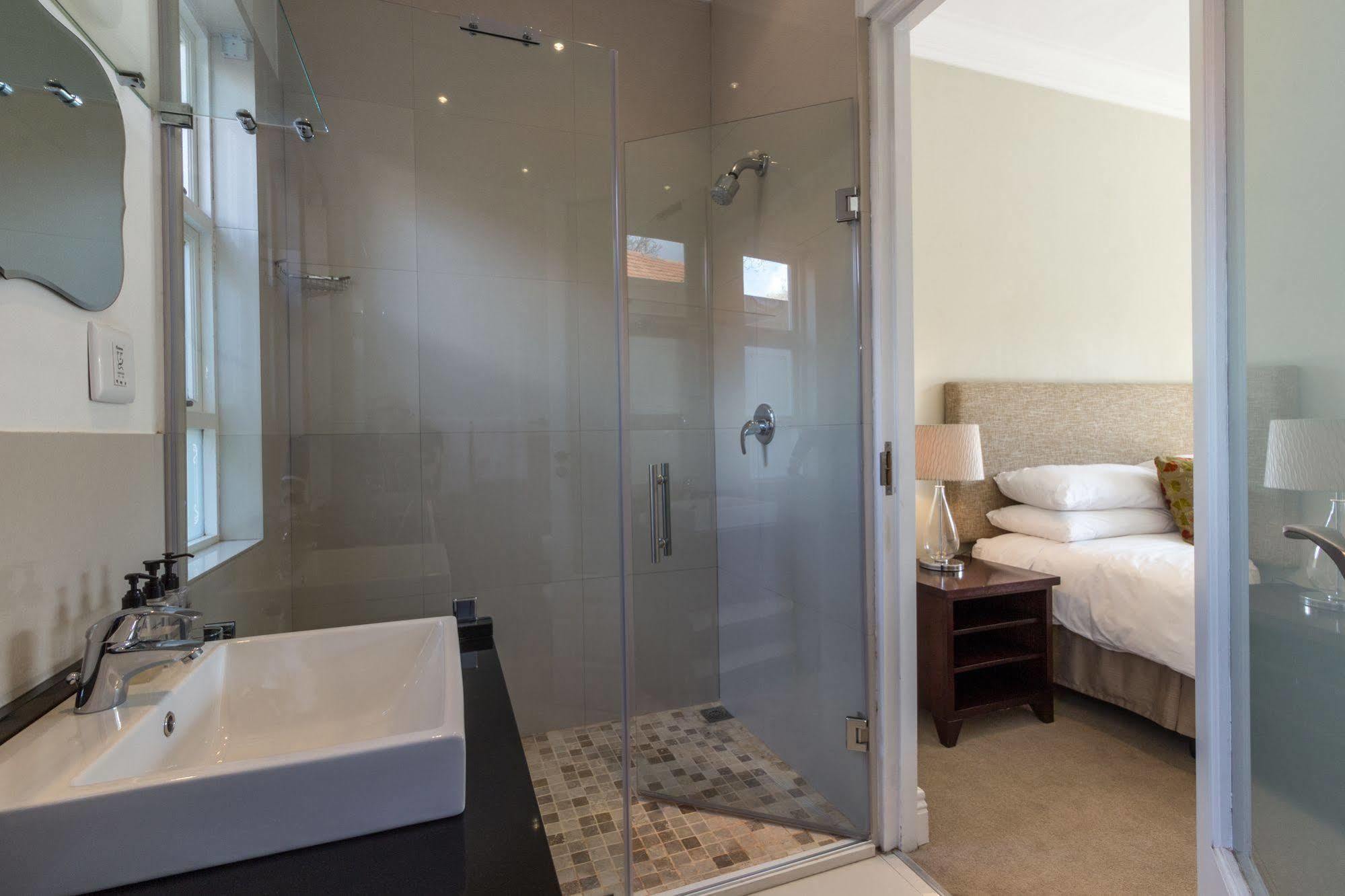 Q On First Guesthouse Johannesburg Esterno foto