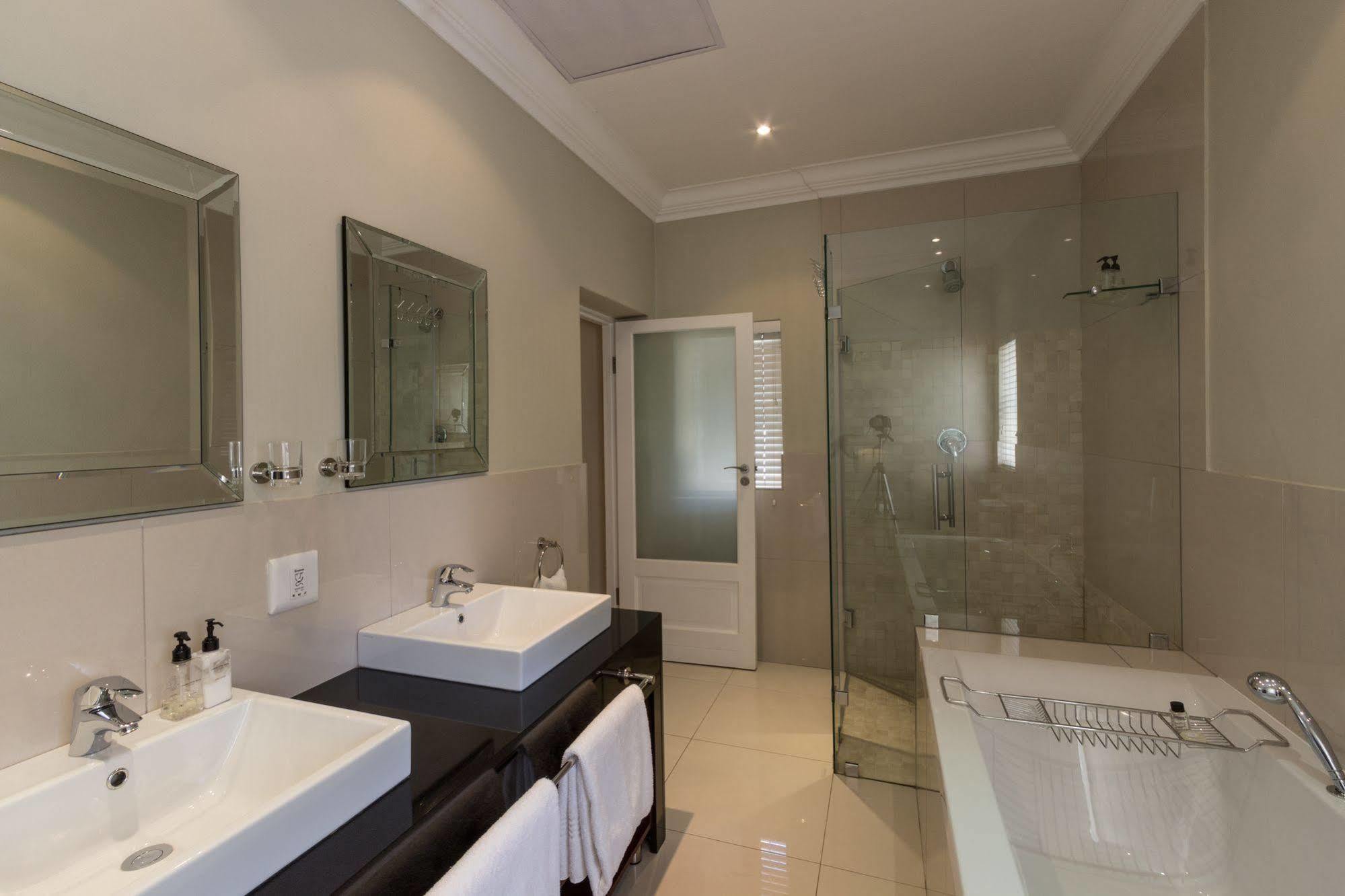 Q On First Guesthouse Johannesburg Esterno foto