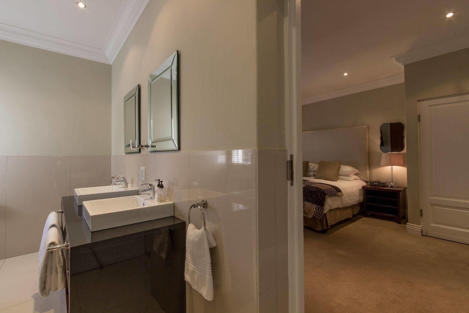 Q On First Guesthouse Johannesburg Esterno foto