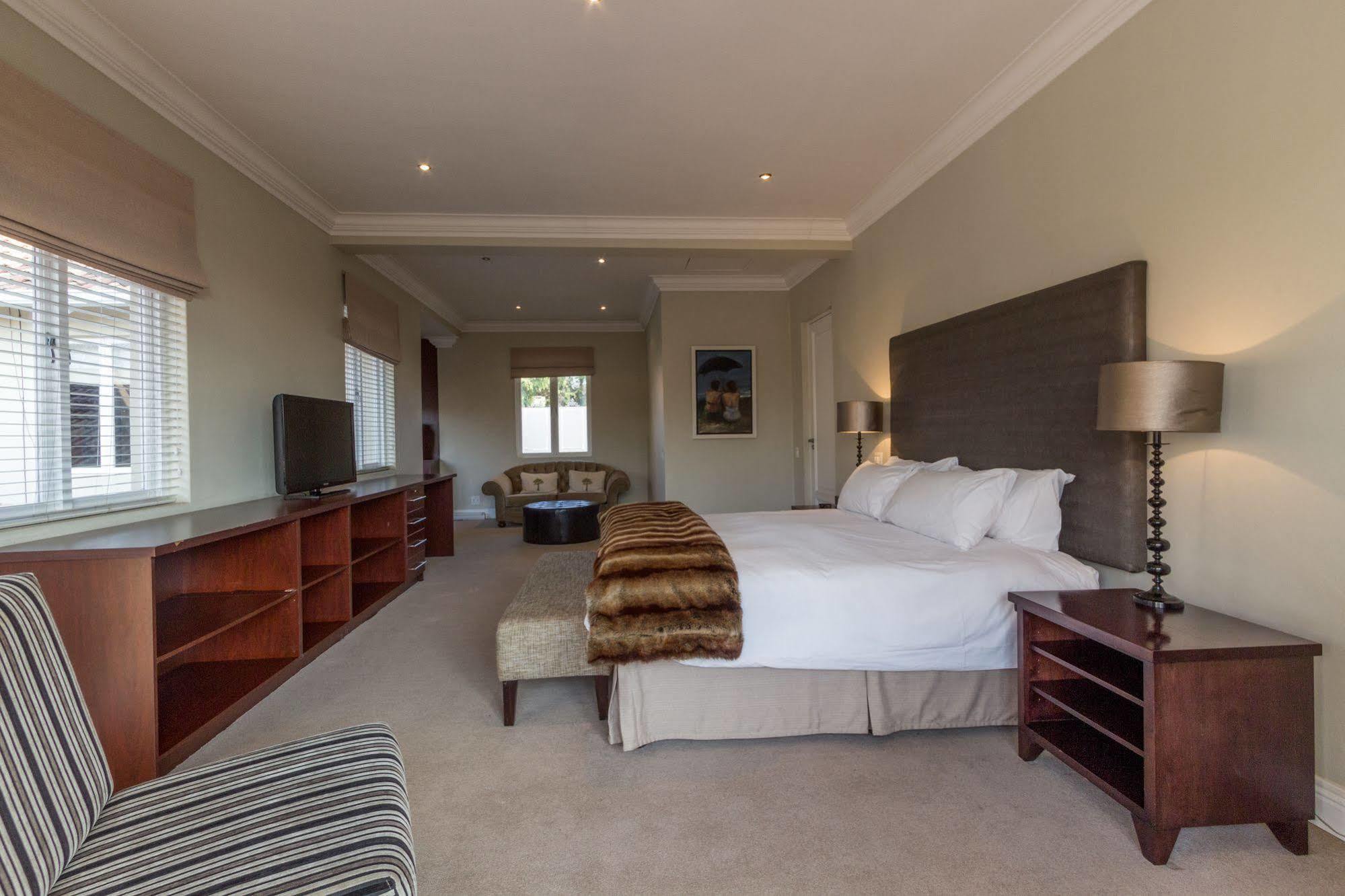 Q On First Guesthouse Johannesburg Esterno foto