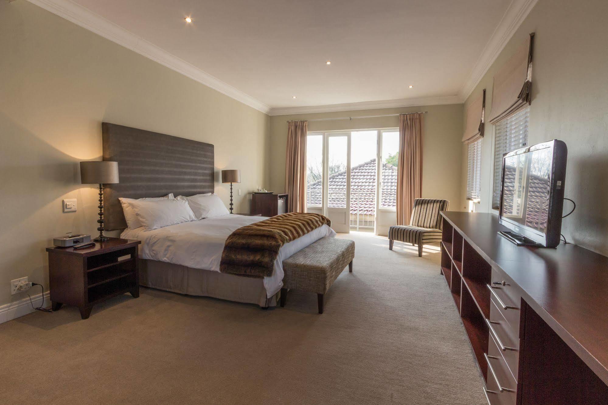 Q On First Guesthouse Johannesburg Esterno foto