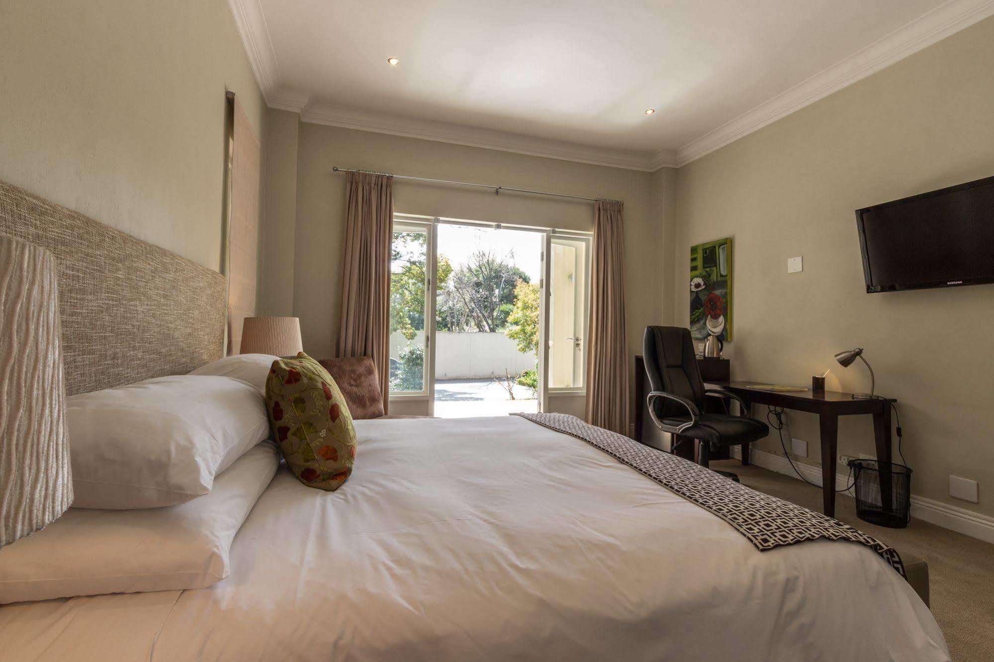 Q On First Guesthouse Johannesburg Esterno foto