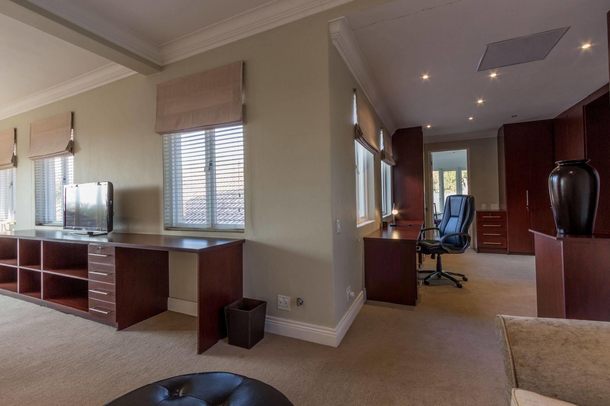 Q On First Guesthouse Johannesburg Esterno foto