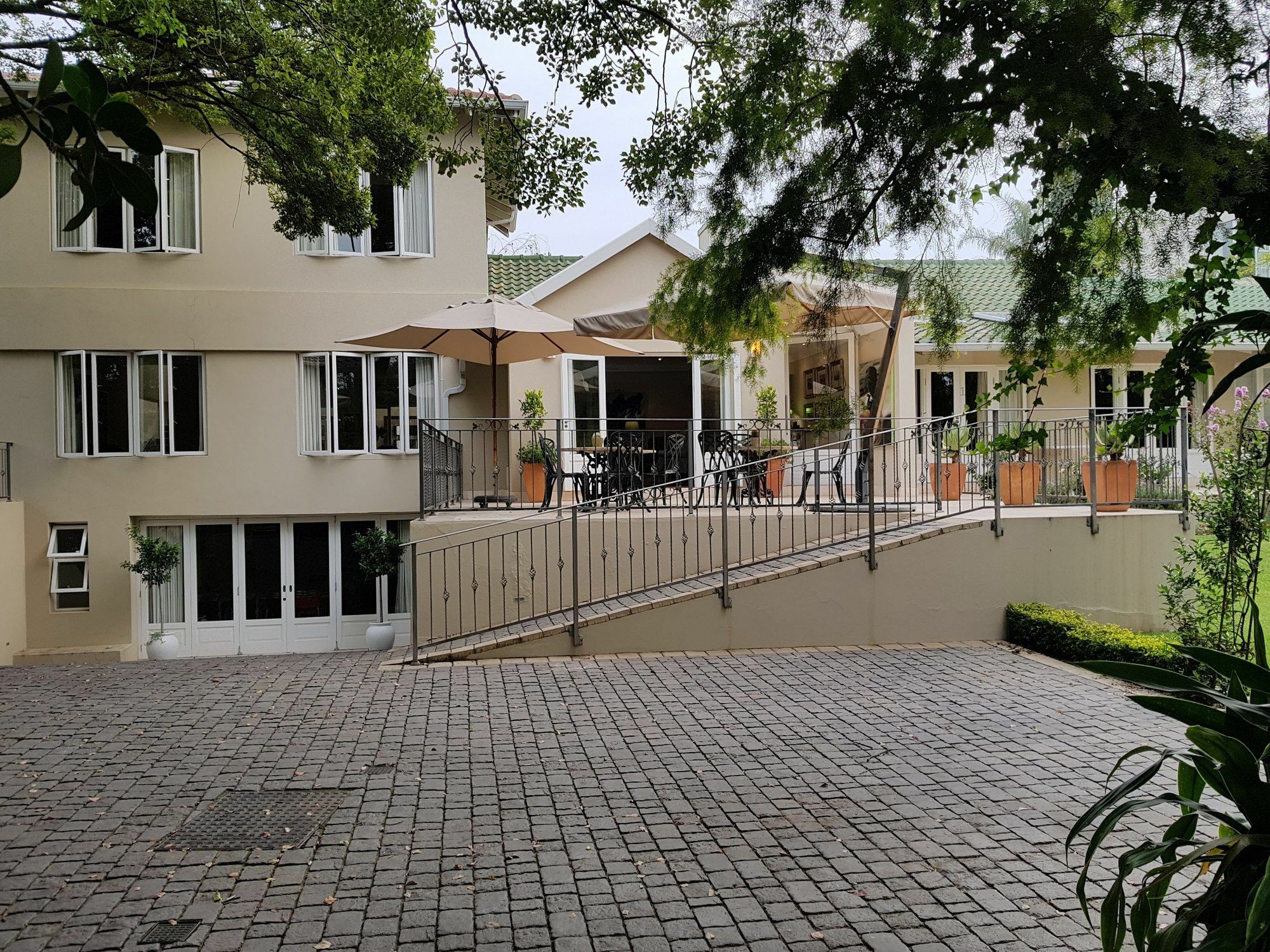Q On First Guesthouse Johannesburg Esterno foto