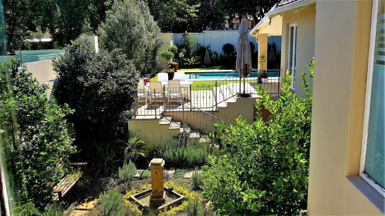 Q On First Guesthouse Johannesburg Esterno foto