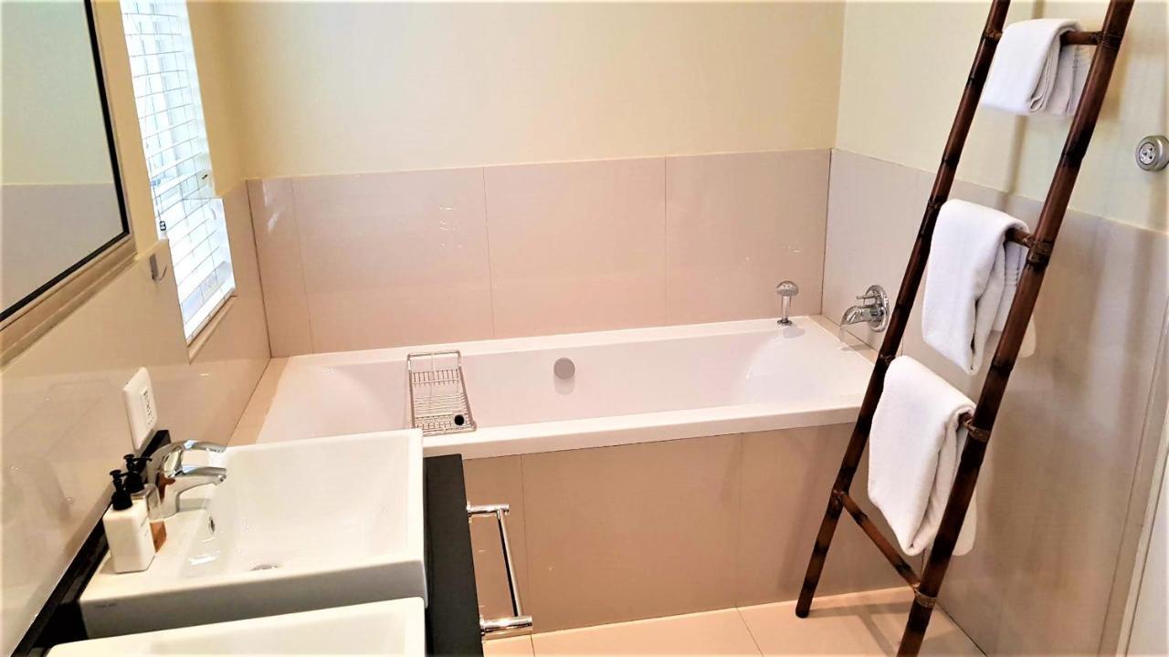 Q On First Guesthouse Johannesburg Esterno foto